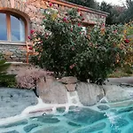 Hébergement de vacances Maison De Charme Avec Piscine Et Jacuzzi *